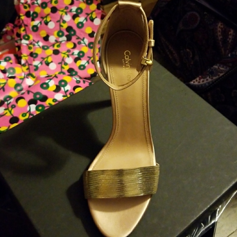Shoes - Picture 2 of 7