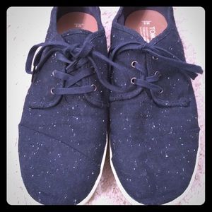 Optional Lace up toms peso