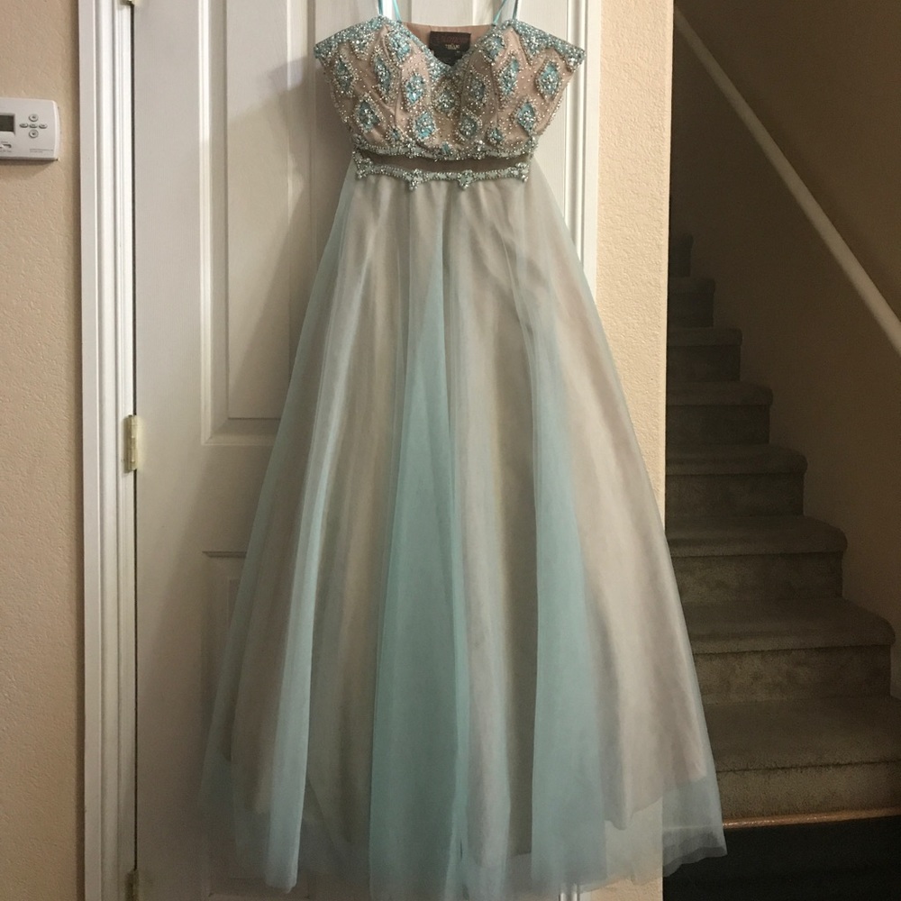 Beautiful Blue Bejeweled Pattern Banquet Dress