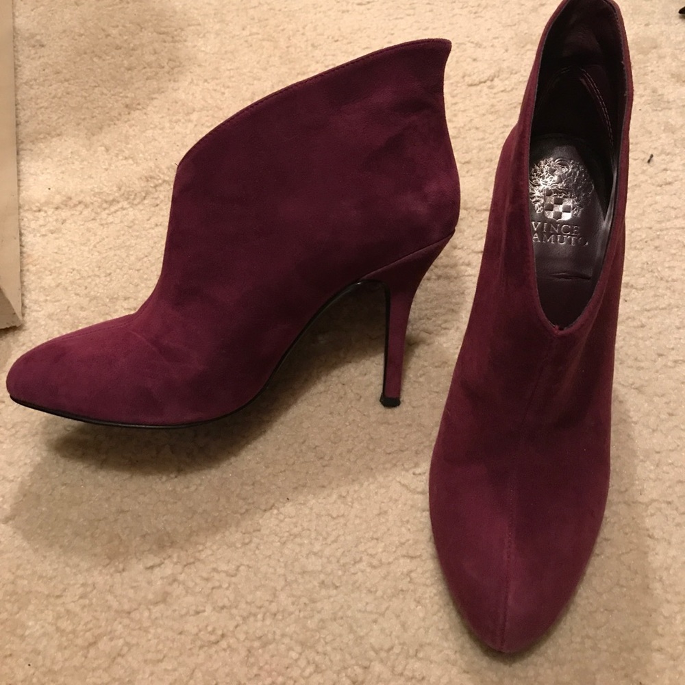 New !! Vince Camuto Burgundy heel booties