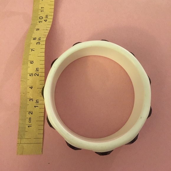Black and white plastic bangle bracelet - Picture 2 of 3