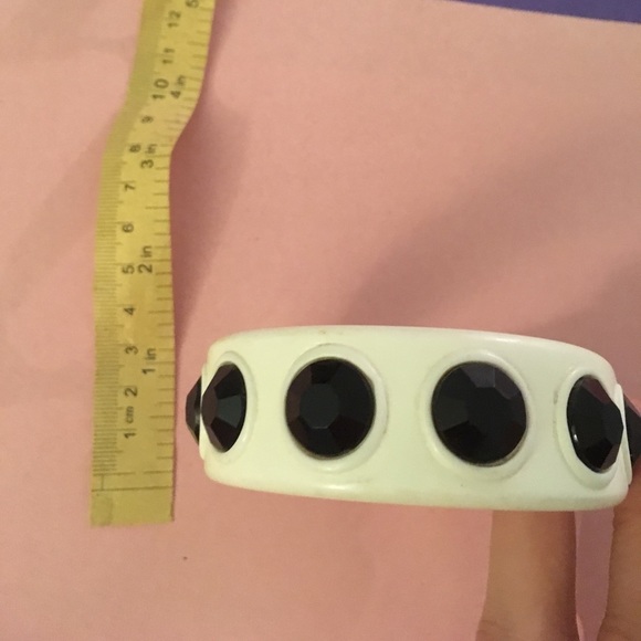 Black and white plastic bangle bracelet - Picture 3 of 3
