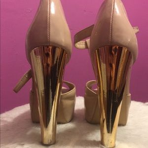 Steve Madden Nude and Gold Heels 7