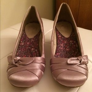 Like new satin taupe heels
