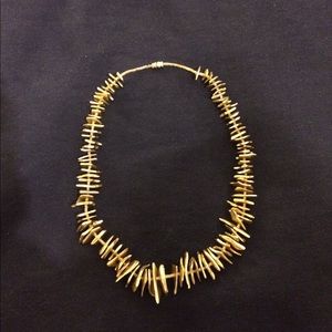Elegant gold necklace