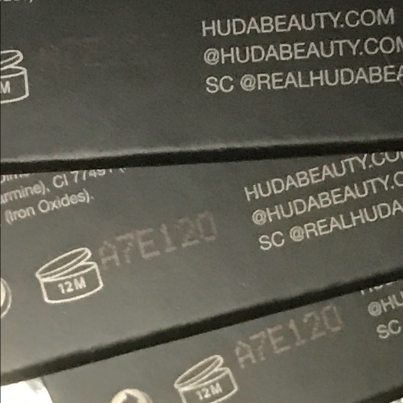 1 Huda Beauty AUTH RoseGoldEyeShadow Palette(1)NEW - Picture 3 of 8