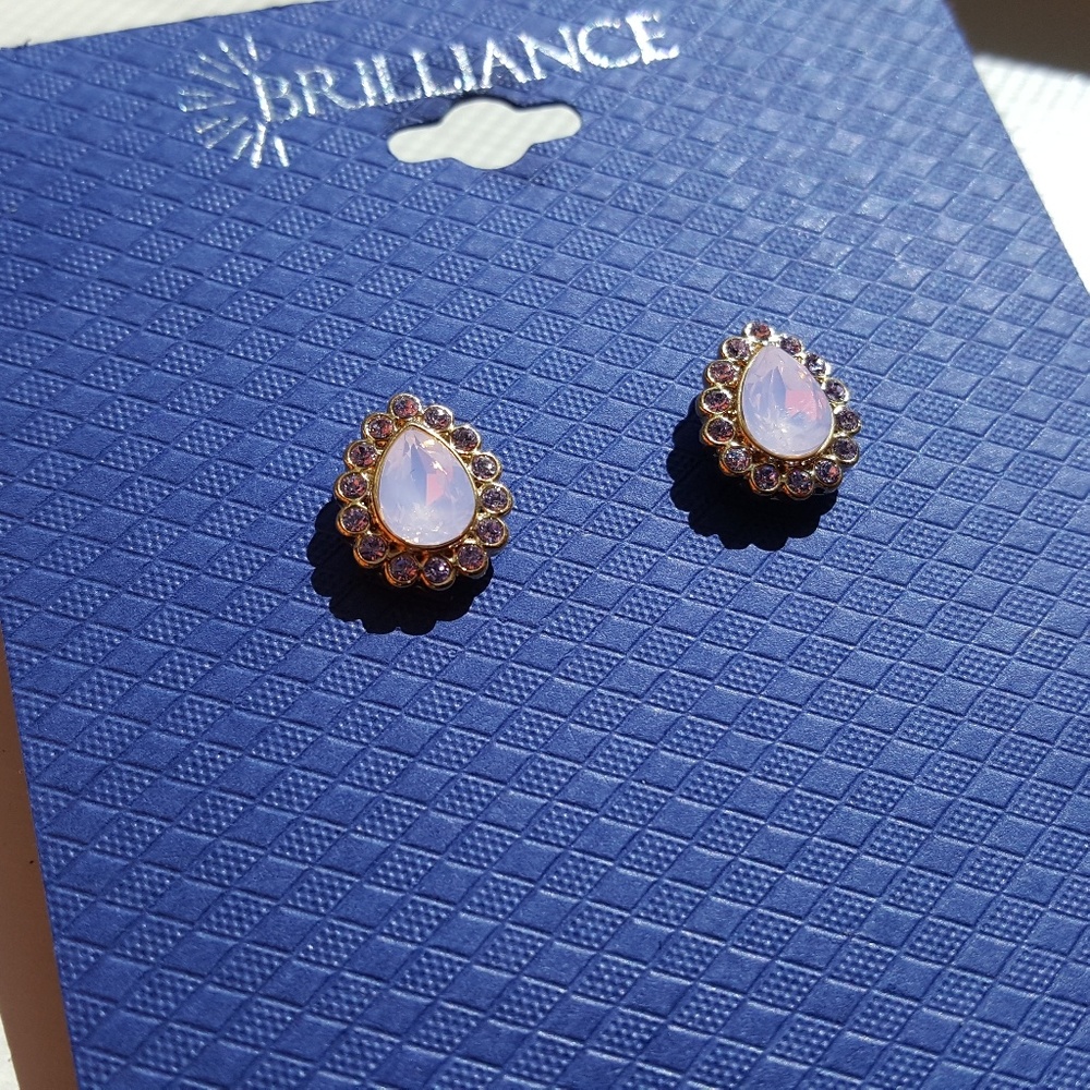 Elegant soft Pink tear drop studs - Swarovski