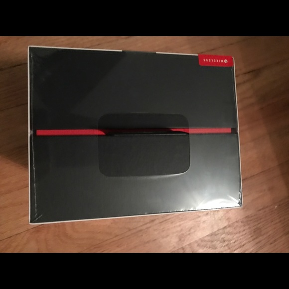 UNOPENED beats solo 3 wireless headphones - Picture 5 of 6