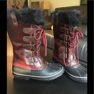 Sorel Joan Of Arctic - Burgundy Boots w/Black Fur