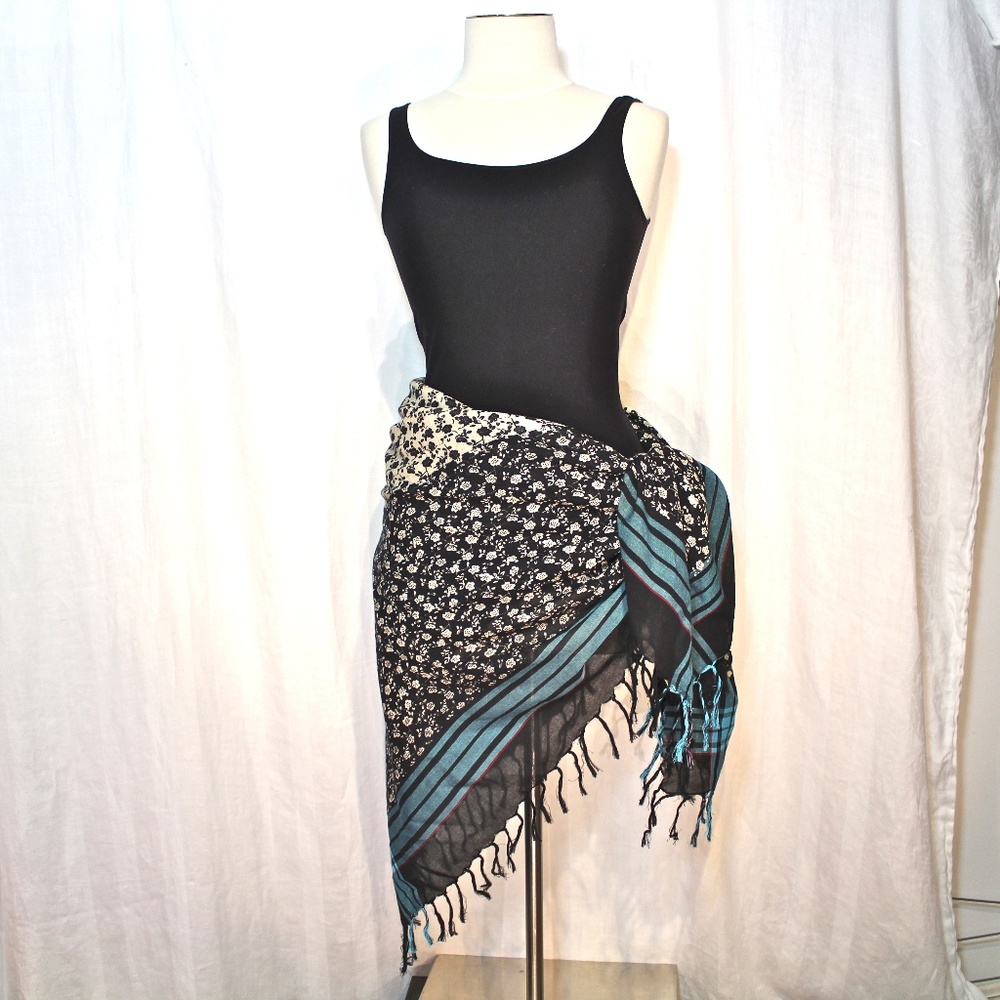 CLEARANCE⬇NWOT Large Plaid/Floral Scarf/ Sarong