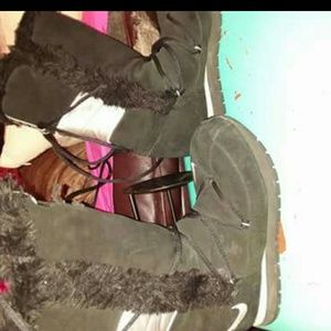 Gently used womans Nike boots