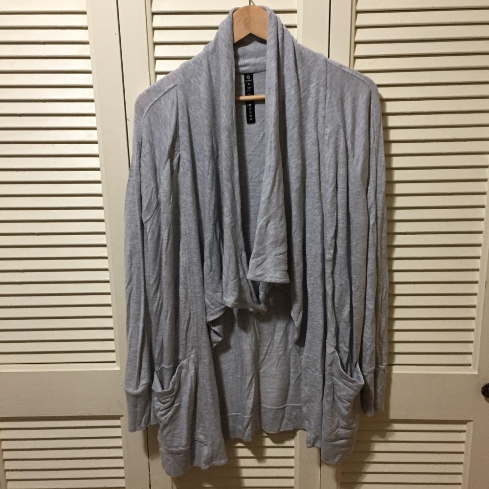 90 degrees by Reflex wrap with magnetic closure.