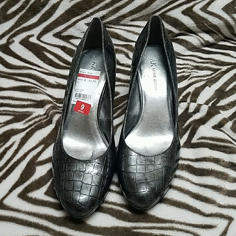SOLD Anne Klein Snakeskin print Heels