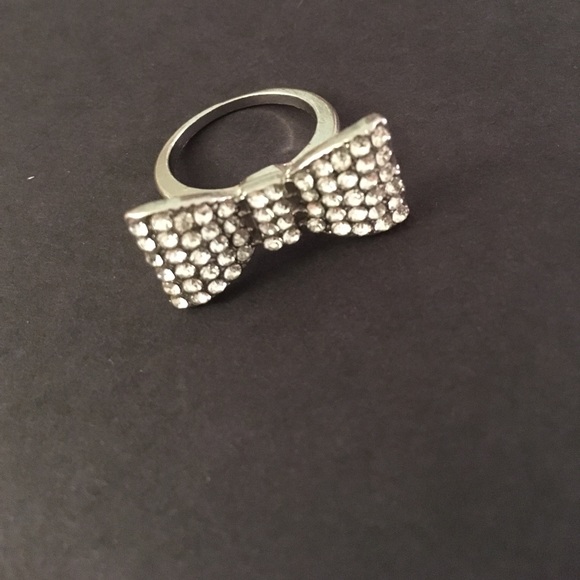 Size 8.25 silver diamond bow ring - Picture 1 of 3