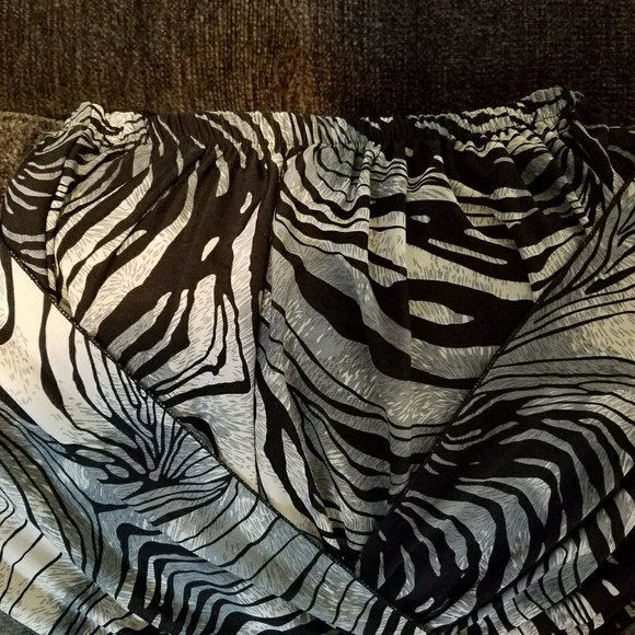 Cropped Leg Romper - Picture 3 of 3