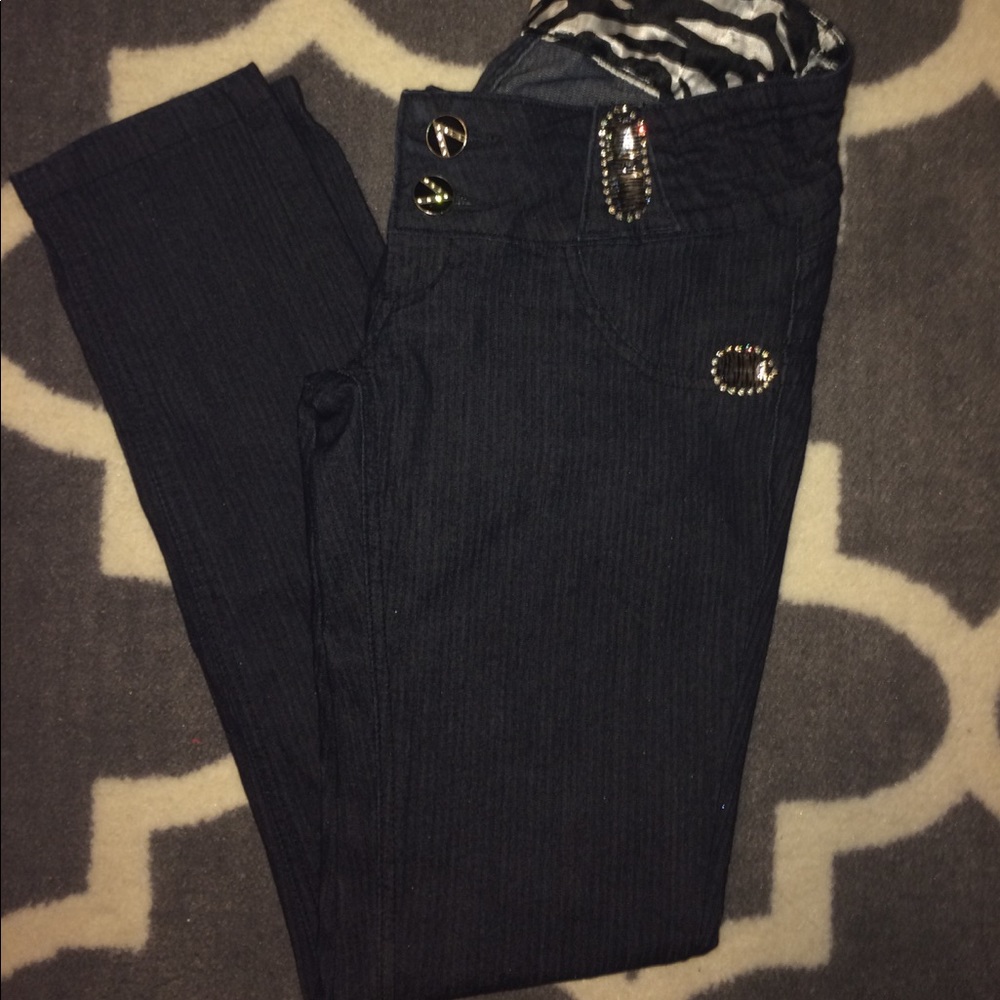 Dark wash jeans with diamond detail (From Brazil)