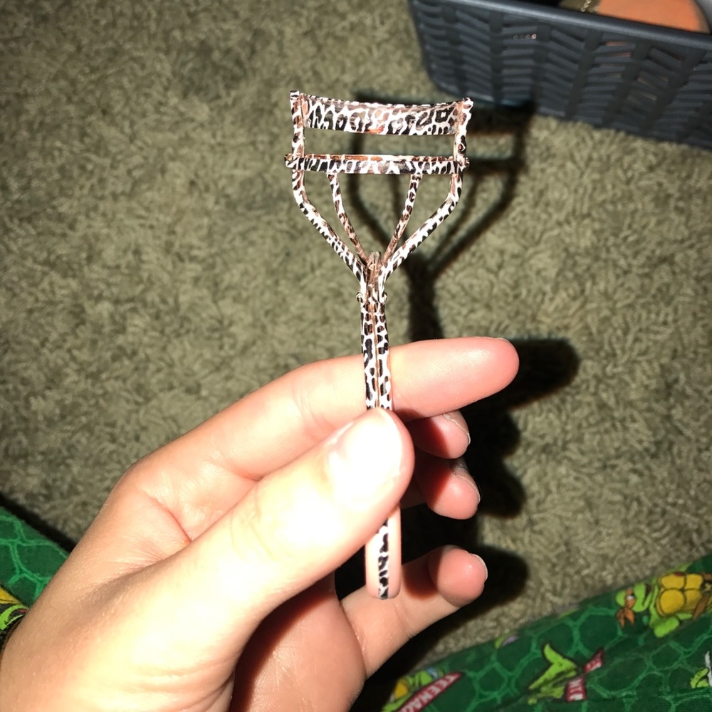 EYELASH CURLER!!