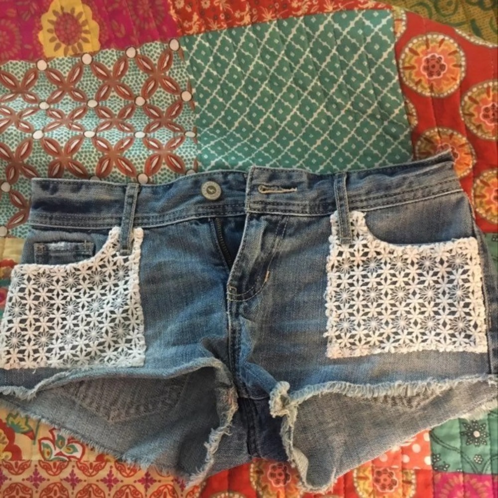 Hollister low rise flowered pockets shorts