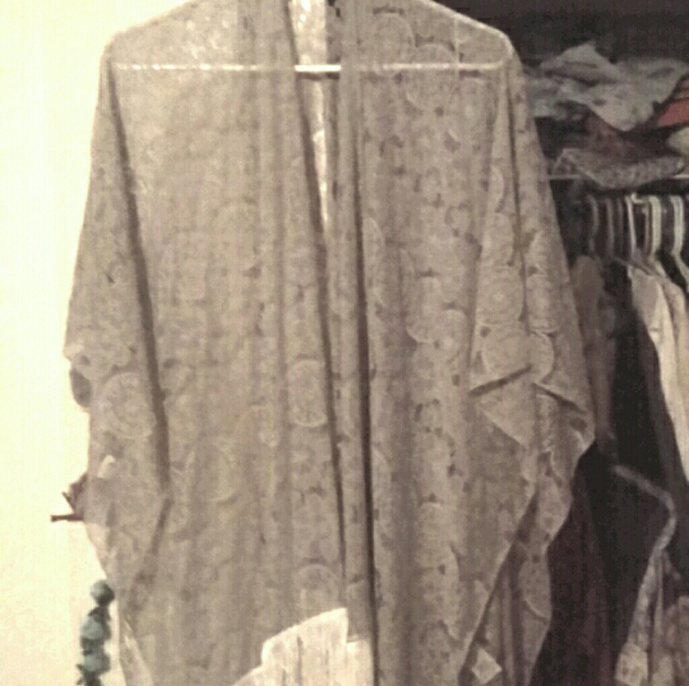 NWOT👘Silver/grey Kimono Wrap with White Fringe!👘