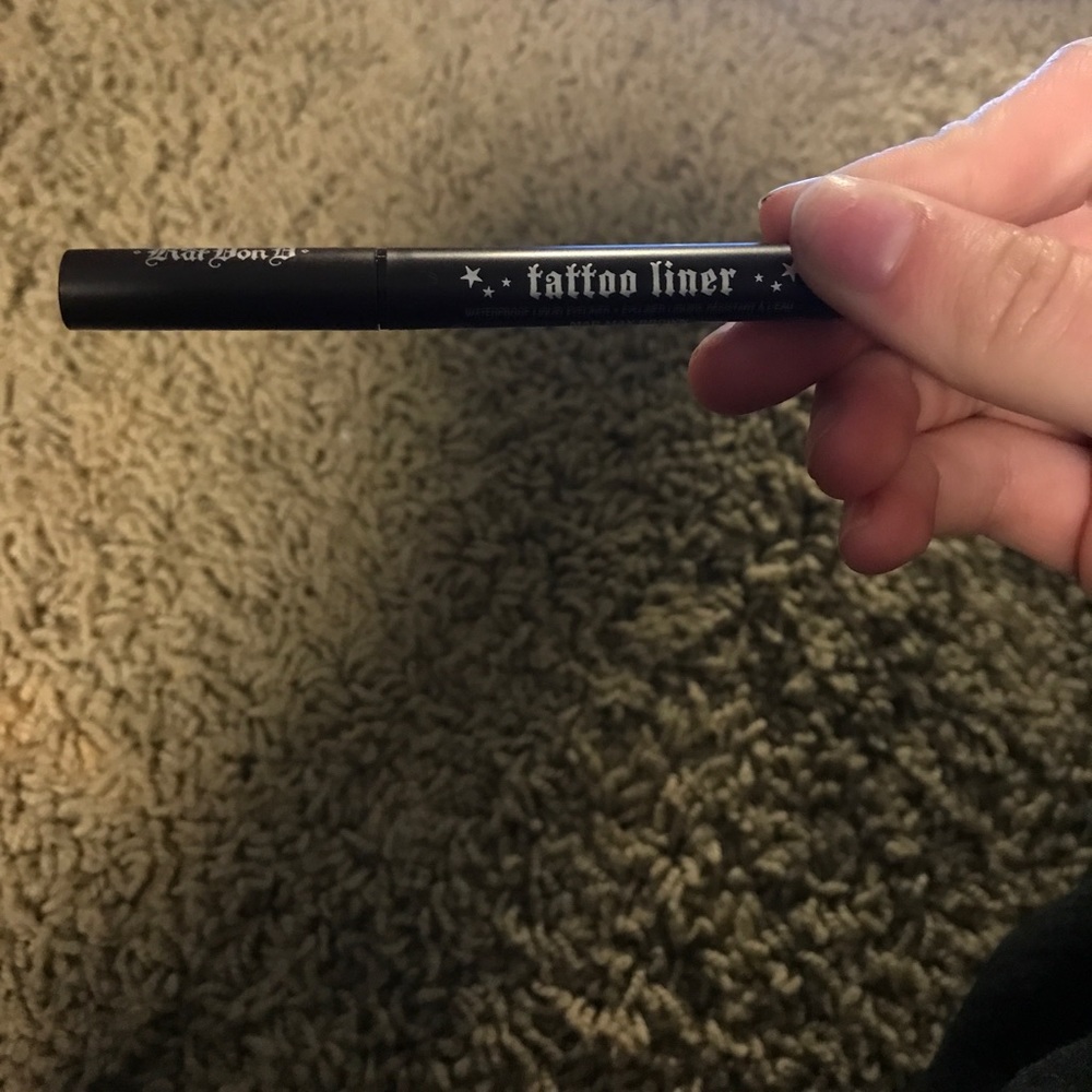 💋liquid eyeliner &/or lipstick