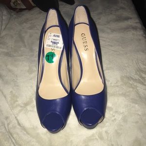 Brand new navy guess pumps