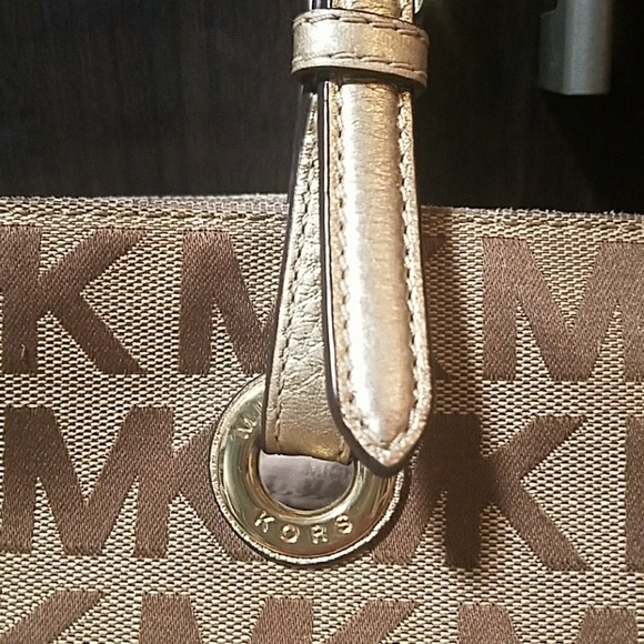MK tan/brown medium size tote w gold straps - Picture 4 of 8