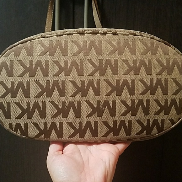 MK tan/brown medium size tote w gold straps - Picture 5 of 8
