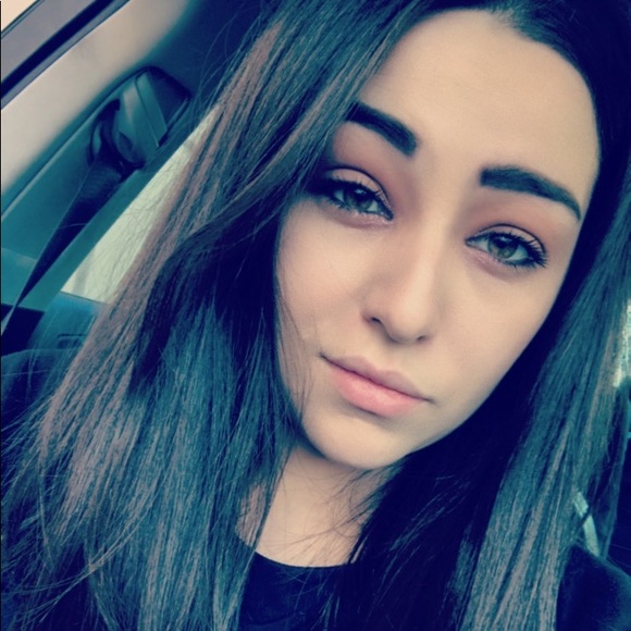 Meet your Posher, Andrea - Picture 2 of 3