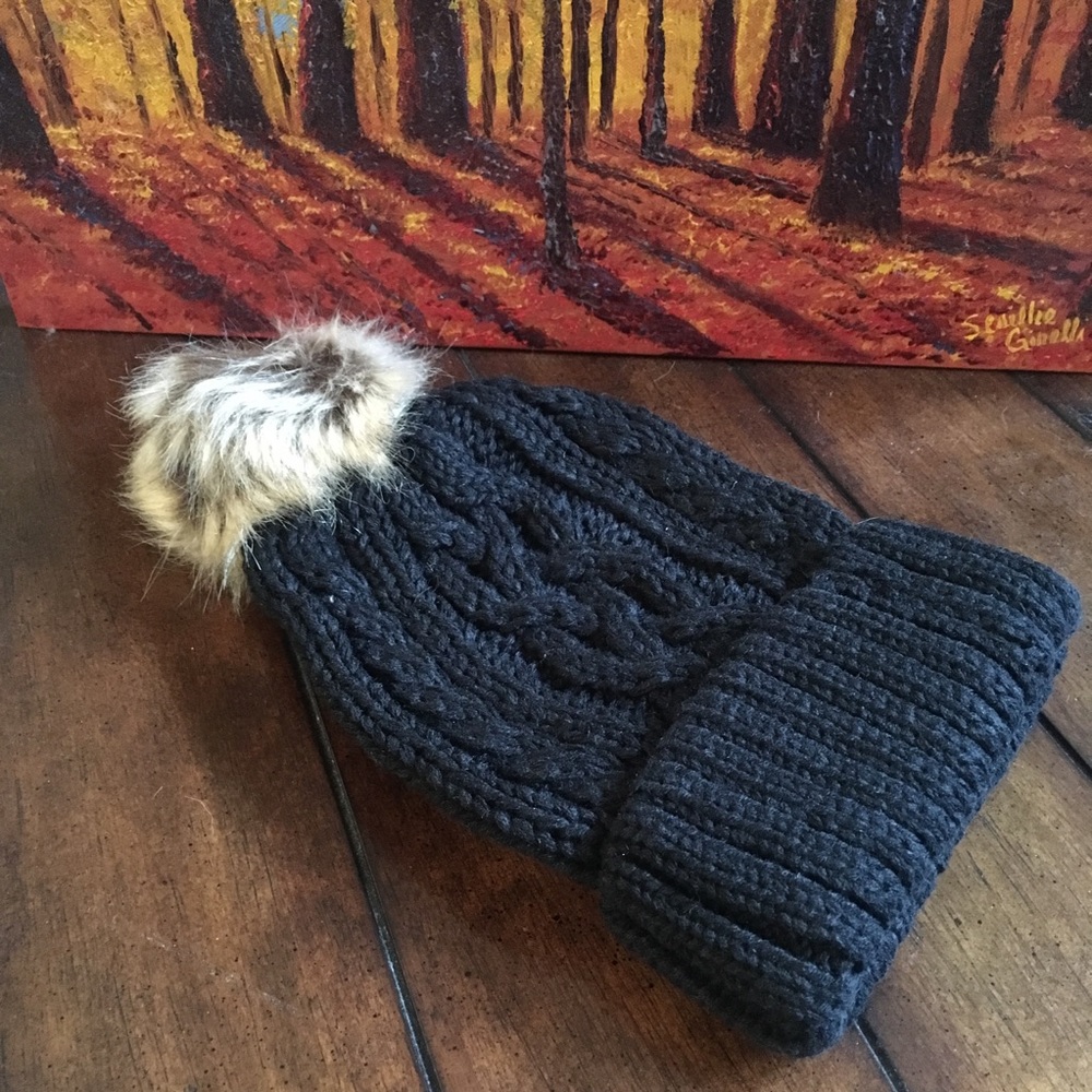 🎉HP🎉 Black Cable Knit Beanie with Faux Fur