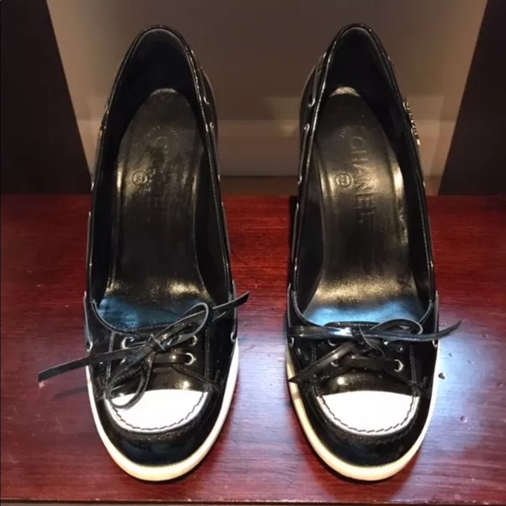 Chanel black & white patent leather heel size 38