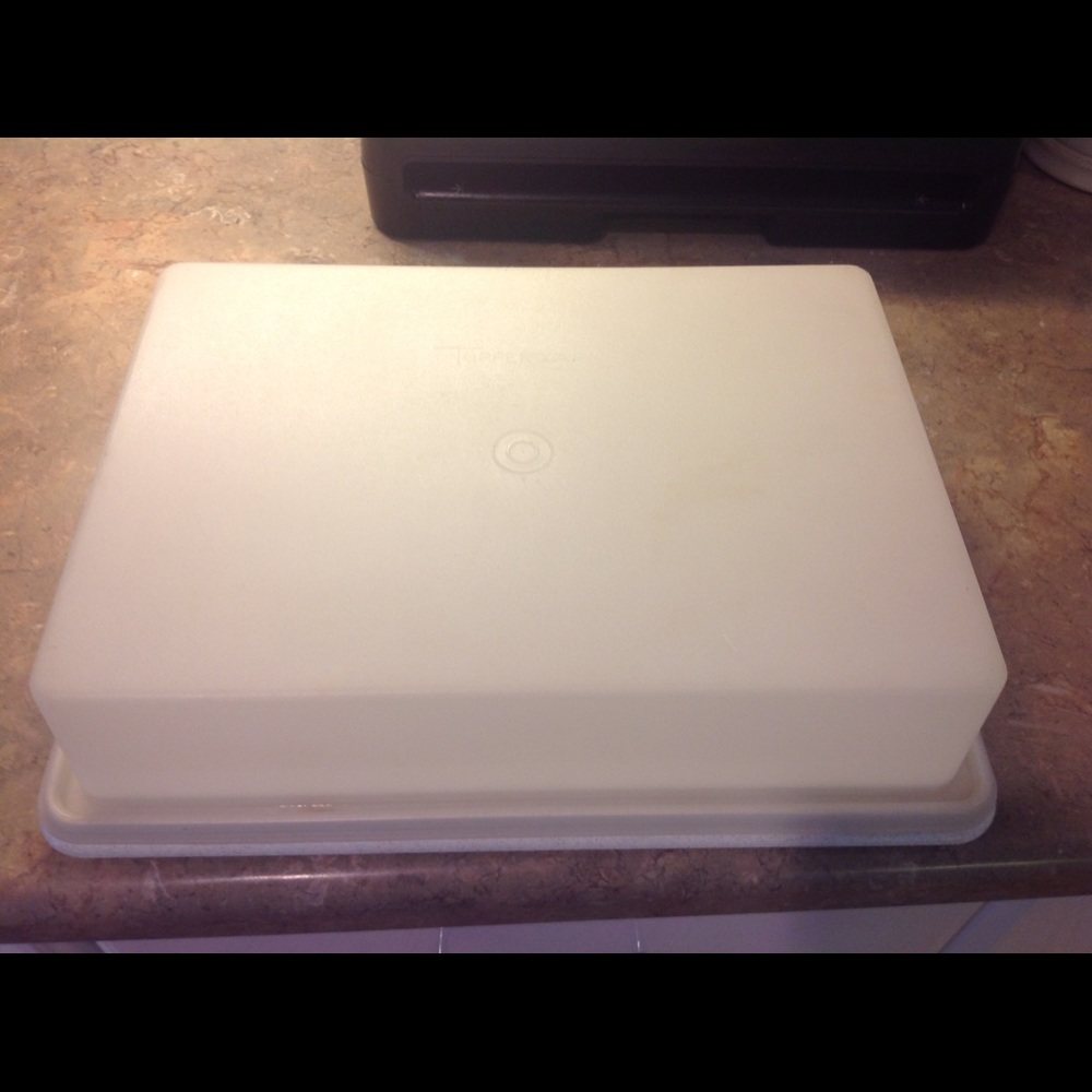 Tupperware cake taker 9x13