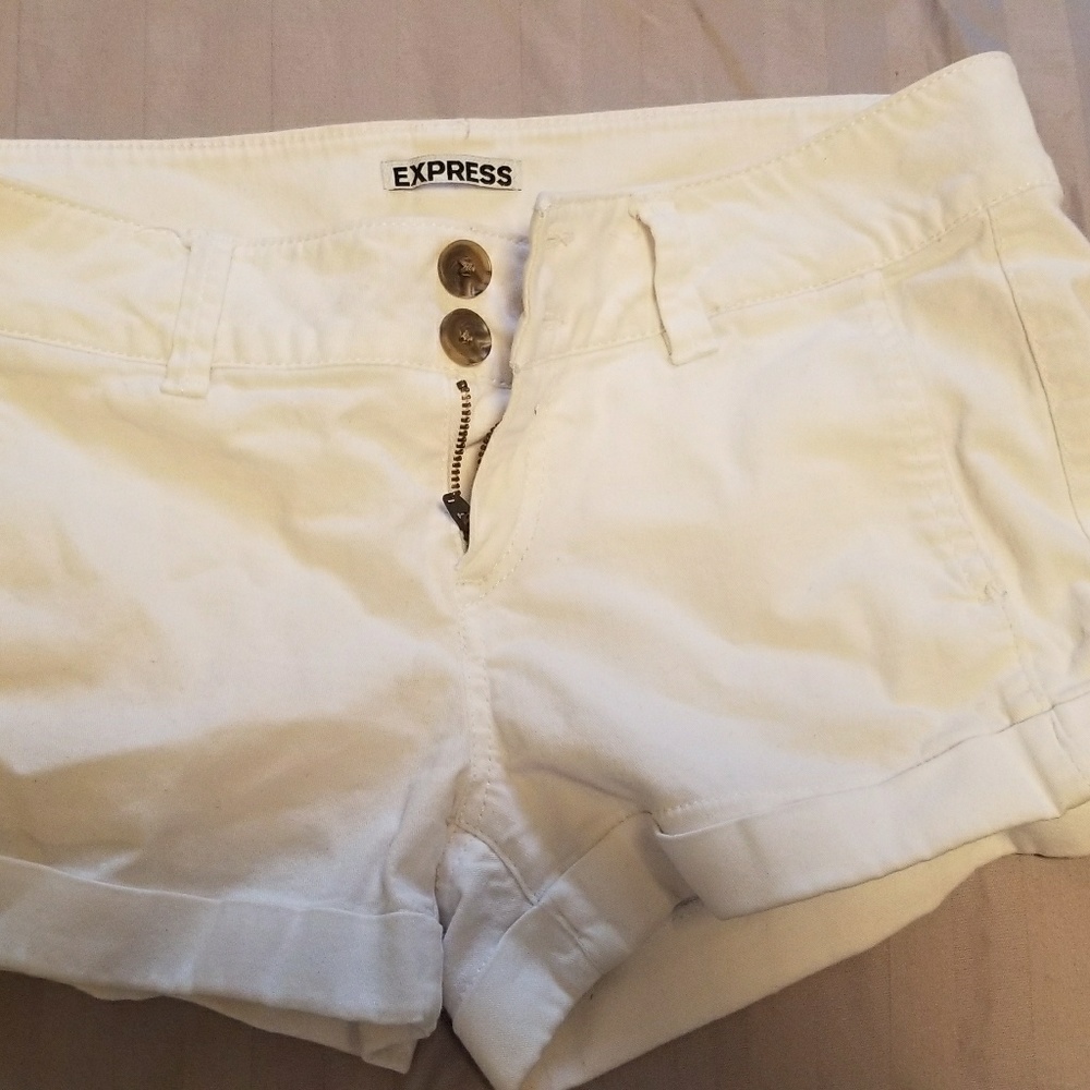 Express creme shorts