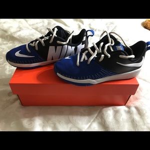 Boys NIKE Team Hustle Low Basketball Shoe