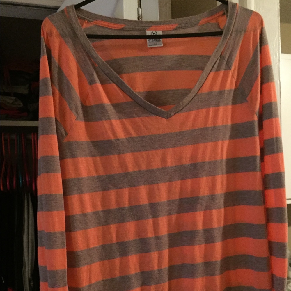 VS Pink L/S V Neck