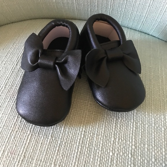 SOLD OUT‼️{•Infant Bow Fringe Moccasins•} - Picture 2 of 7