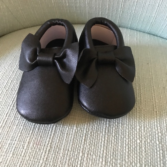 SOLD OUT‼️{•Infant Bow Fringe Moccasins•} - Picture 4 of 7