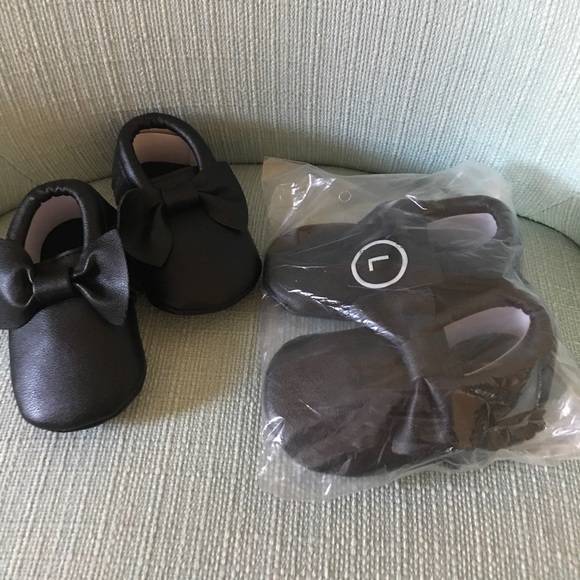 SOLD OUT‼️{•Infant Bow Fringe Moccasins•} - Picture 5 of 7