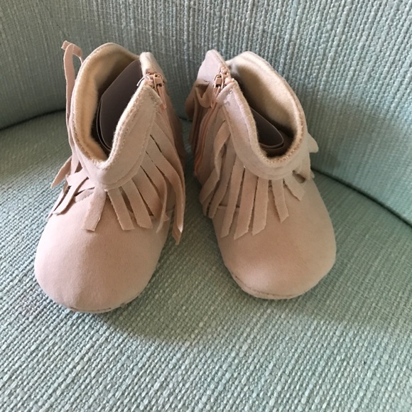 LAST ONE‼️{•Infant Beige Fringe Booties•} - Picture 3 of 7
