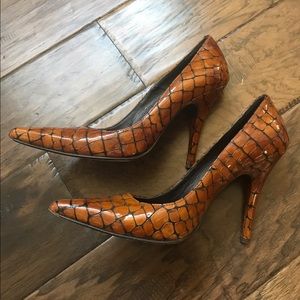 Classy wood inspired pumps 👠