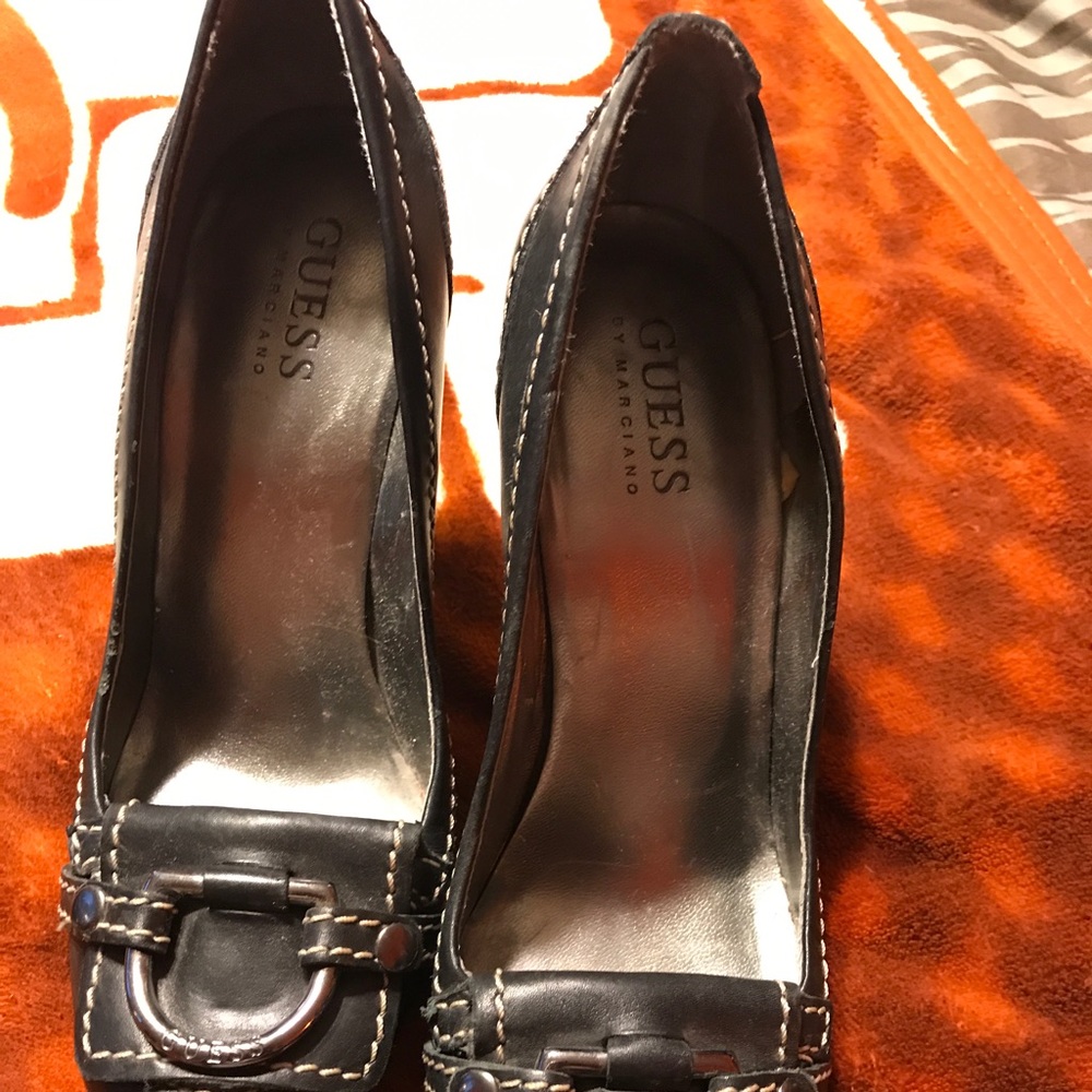 Guess pumps