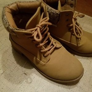 Beige fashion hiking workboots