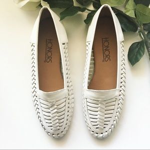 Hello ladies selling these cute flats.