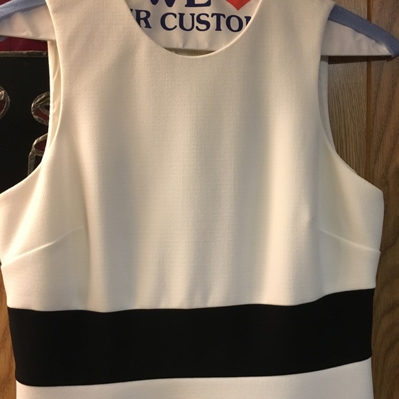 Black and white woman's sleeveless dress - Picture 2 of 4