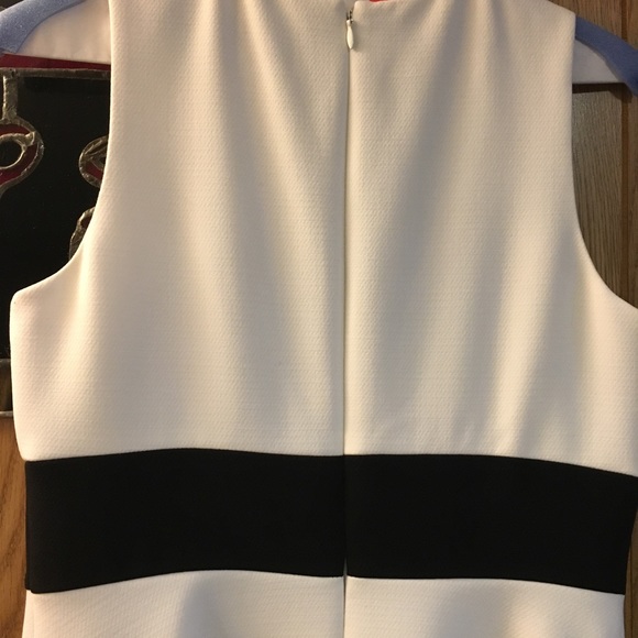 Black and white woman's sleeveless dress - Picture 3 of 4