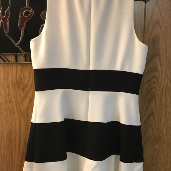 Black and white woman's sleeveless dress - Picture 4 of 4