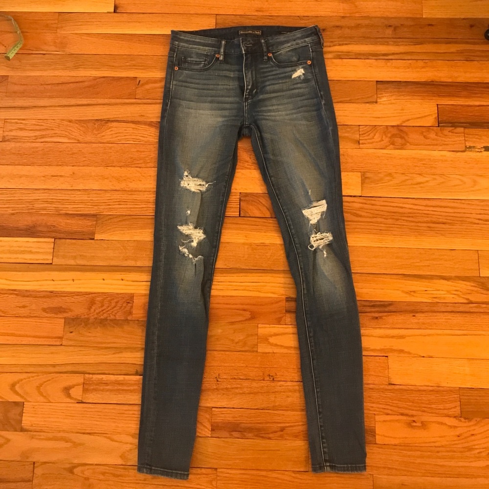 Abercrombie & Fitch distressed skinny jeans 26