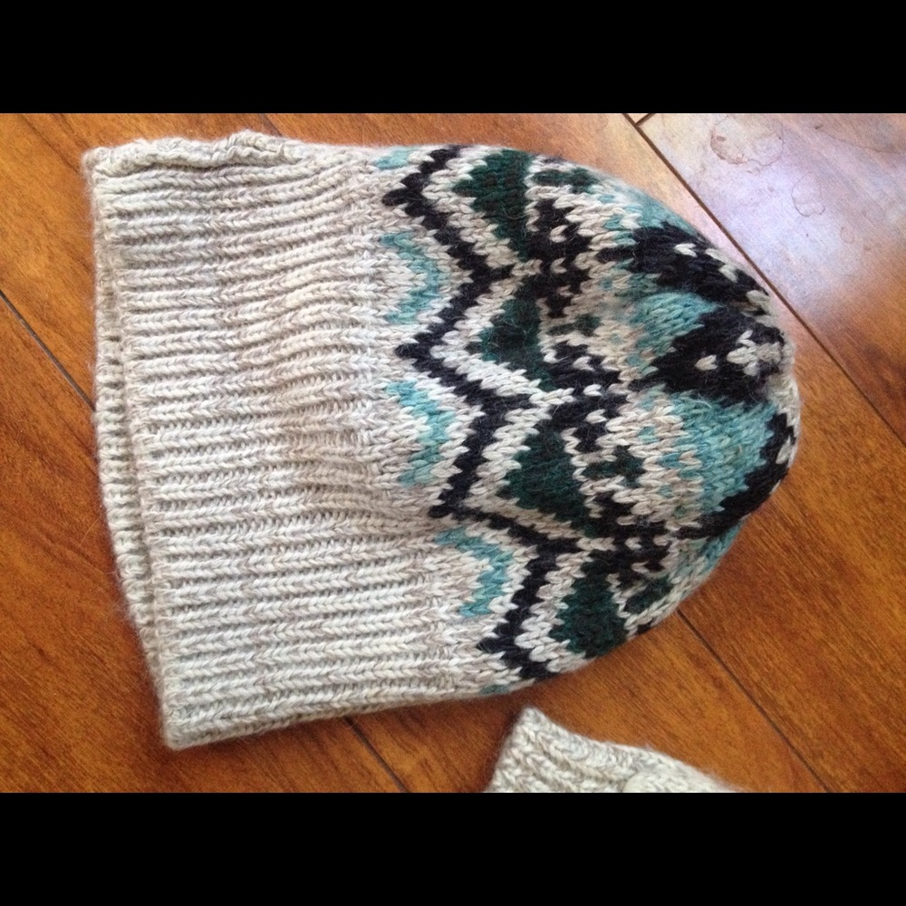 Brand new AE Beanie & matching mittens!