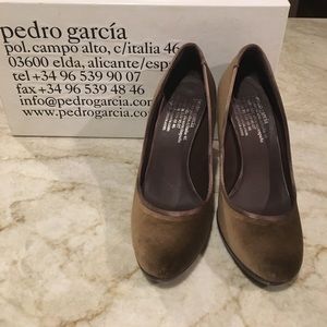 Pedro Garcia velvet pumps