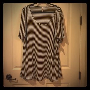 Lularoe Perfect T black and white