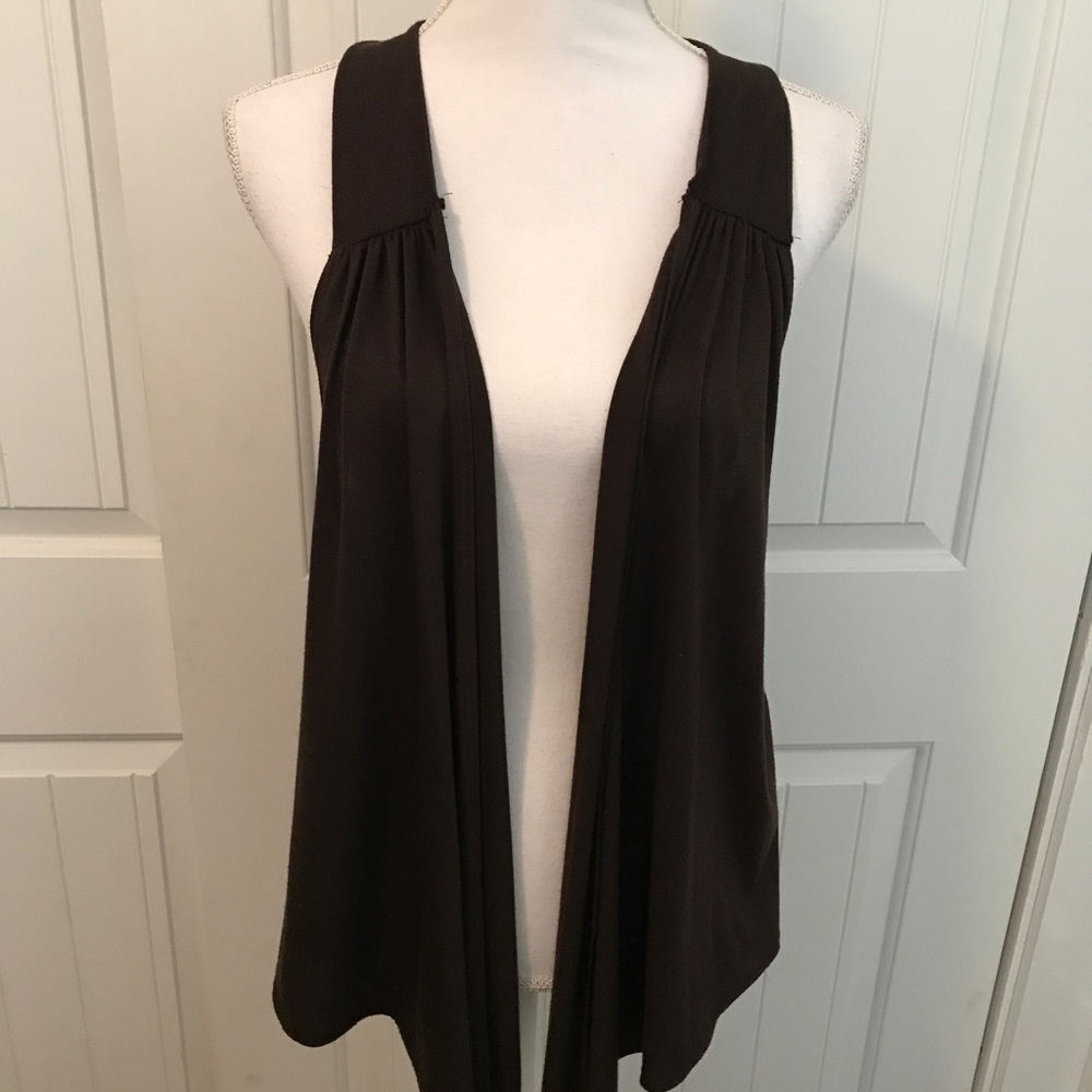 🔴 {DAYTRIP} RUFFLED VEST - Picture 2 of 5